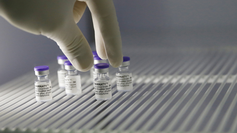 В Гонконге приостановили применение вакцины Pfizer
