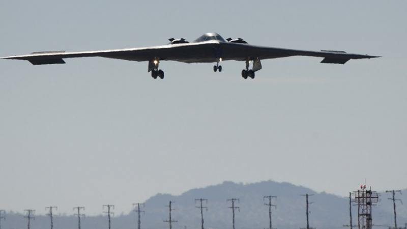 Американский бомбардировщик B-2 загорелся после аварийной посадки