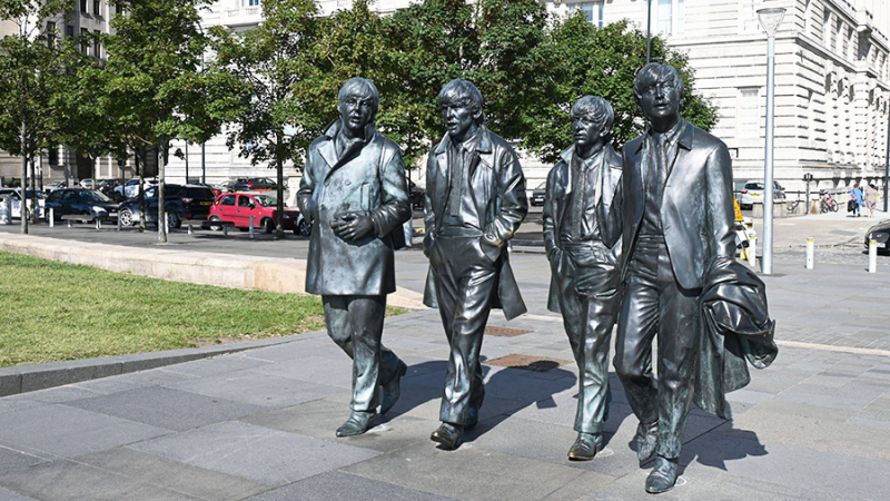 Последняя песня The Beatles с вокалом Леннона возглавила хит-парад Британии