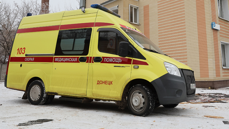 В результате обстрела ВСУ тяжело ранен мужчина и пять сотрудников МЧС в ДНР
